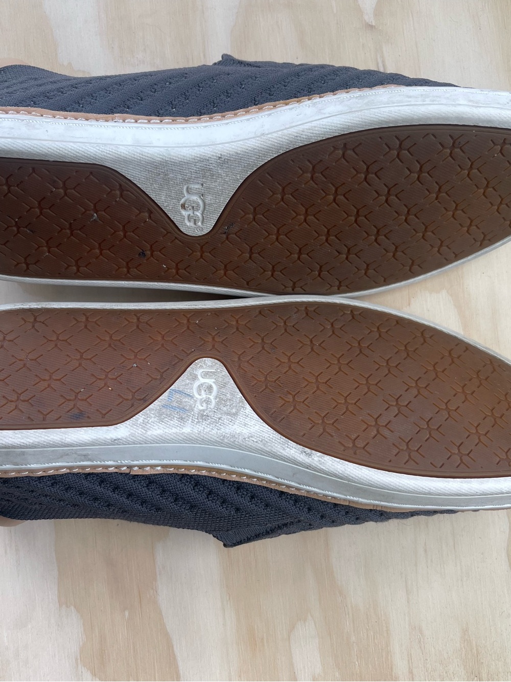 Women’s Size 8 Slip-On UGG Knit Sneakers in Charcoal Gray - Picture 4 of 6
